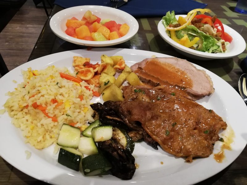 MSCスプレンディダのビュッフェレストランの食事例